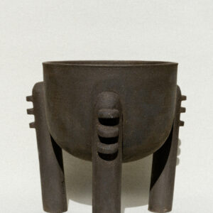 Cache-pot tripode M
